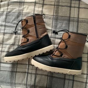 Boys size 6 winter boots